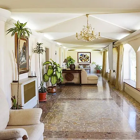 Sleeps 16 Pool Wifi Villa